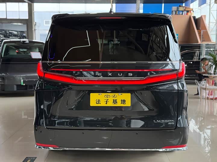 Фото 7 - Lexus LM