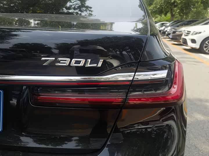 Фото 13 - BMW 7 Series