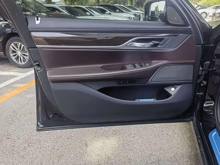 Фото 3 - BMW 7 Series