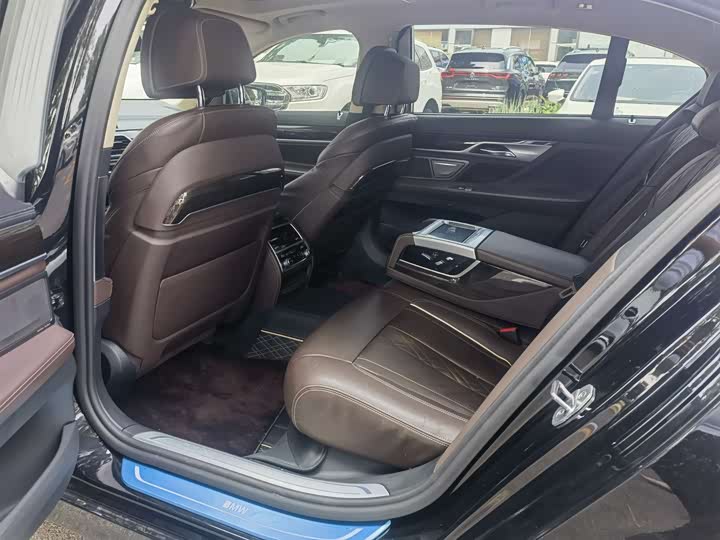 Фото 8 - BMW 7 Series