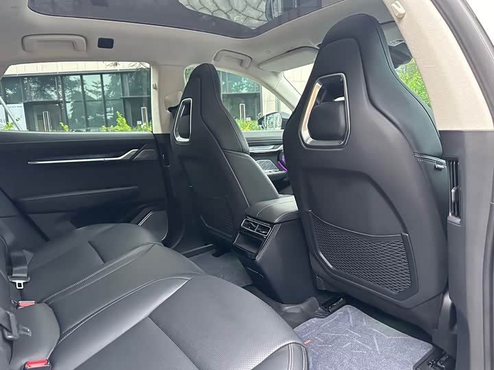 Фото 14 - Zeekr 001