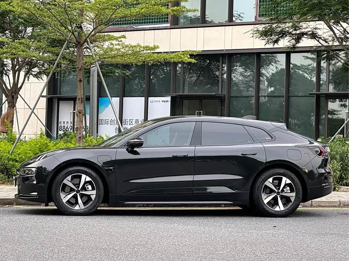 Фото 2 - Zeekr 001