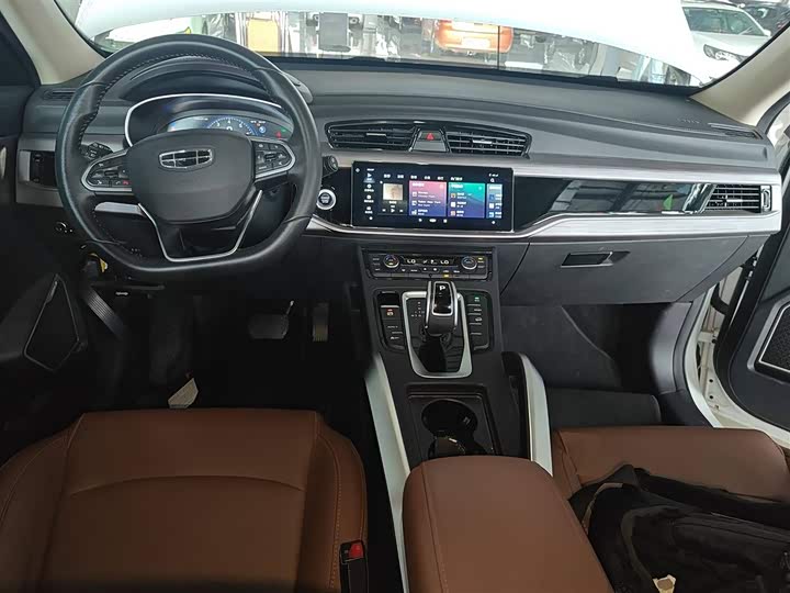 Фото 10 - Geely Atlas