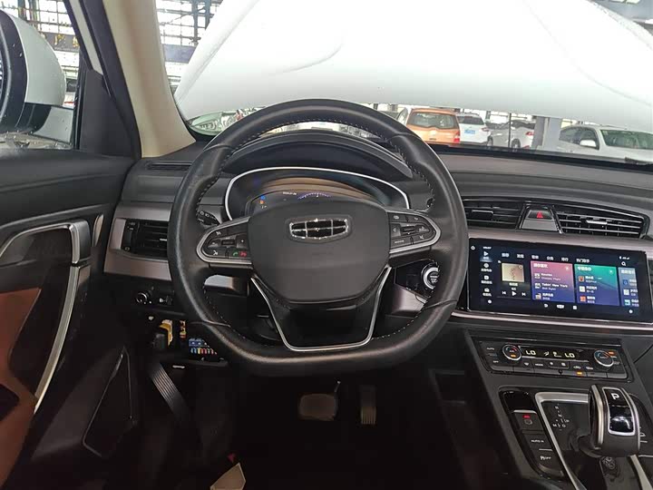 Фото 11 - Geely Atlas