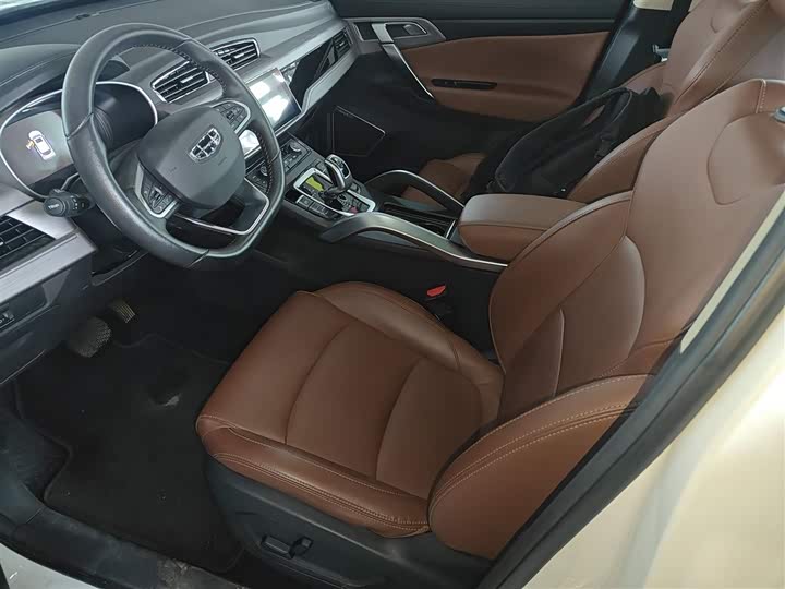 Фото 15 - Geely Atlas