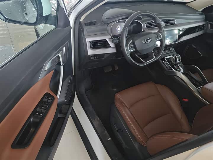 Фото 16 - Geely Atlas