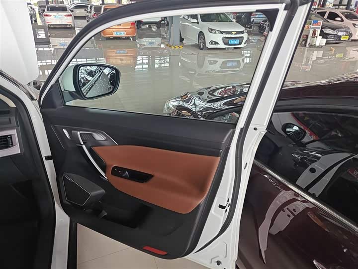 Фото 26 - Geely Atlas