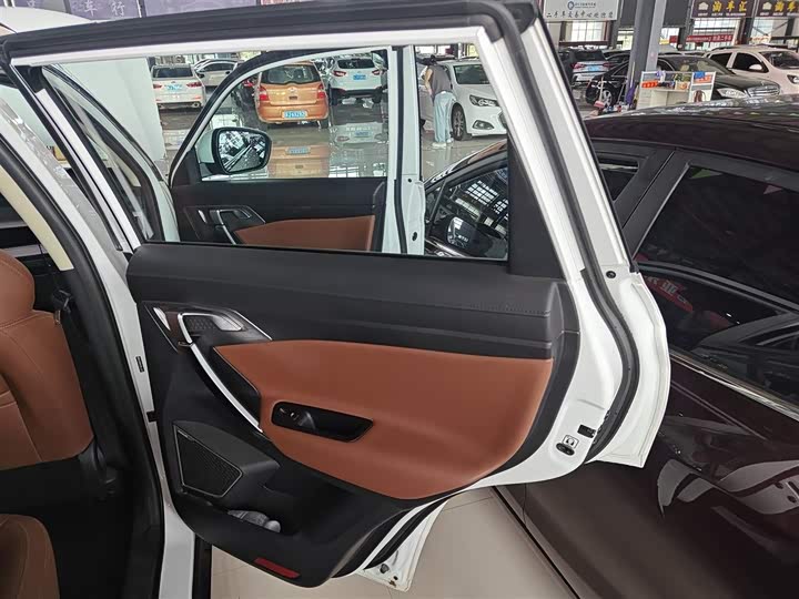 Фото 27 - Geely Atlas