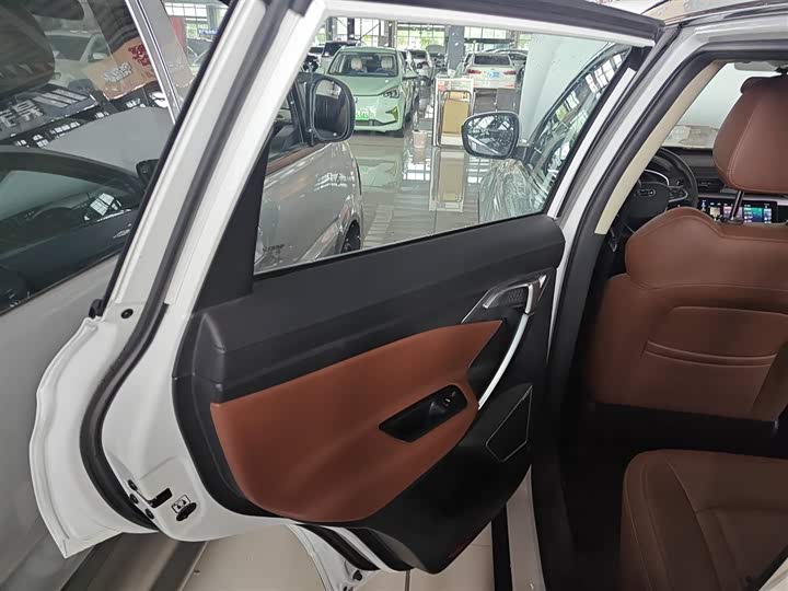 Фото 29 - Geely Atlas