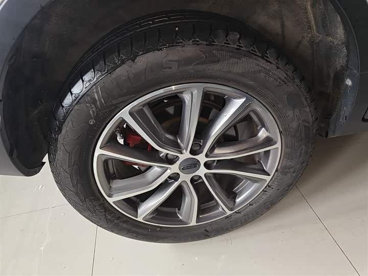 Фото 30 - Geely Atlas