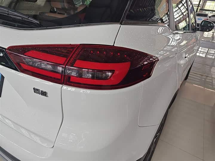 Фото 8 - Geely Atlas