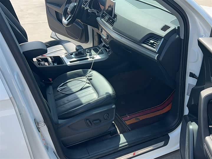 Фото 11 - Audi Q5L