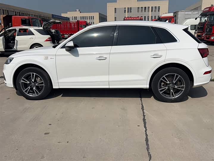 Фото 4 - Audi Q5L