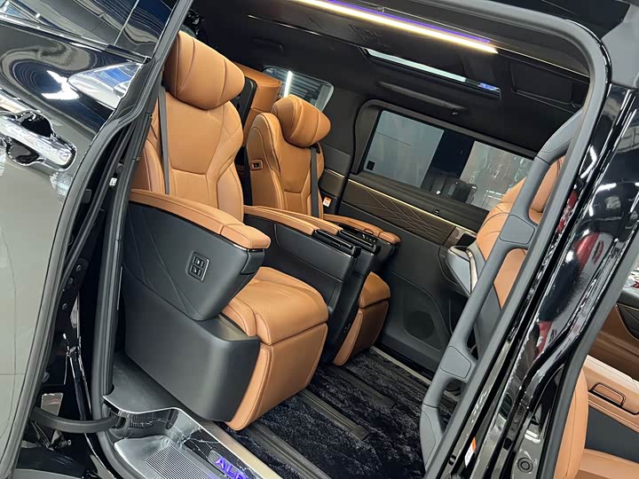 Фото 9 - Toyota Alphard