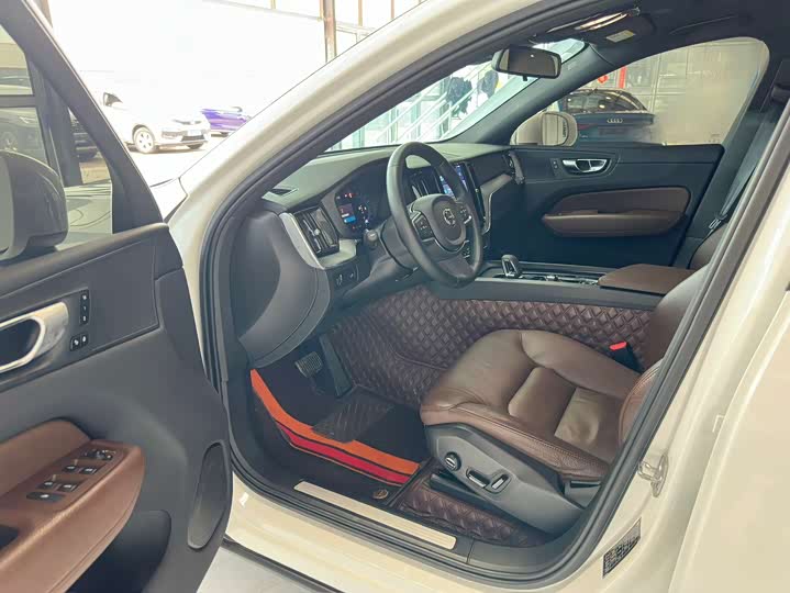 Фото 4 - Volvo XC60