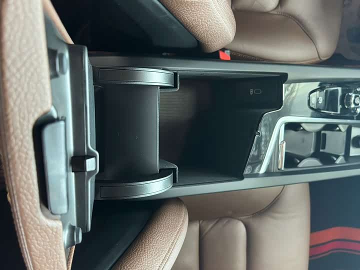 Фото 8 - Volvo XC60