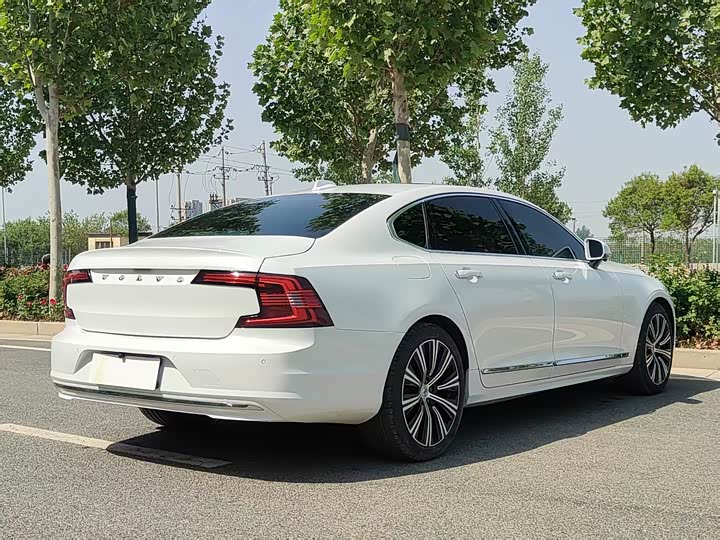 Фото 9 - Volvo S90