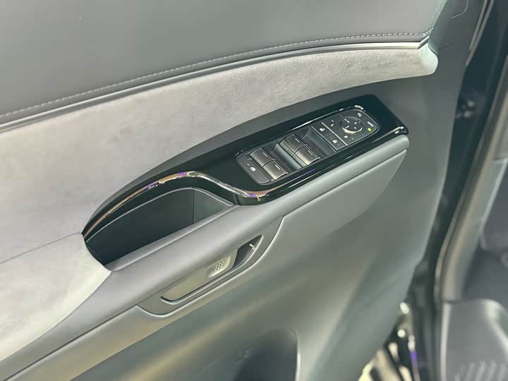 Фото 10 - Lexus LM