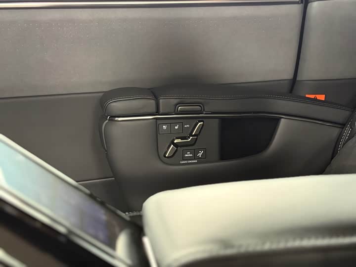 Фото 18 - Lexus LM