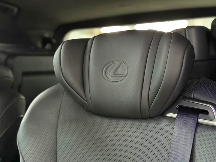 Фото 19 - Lexus LM