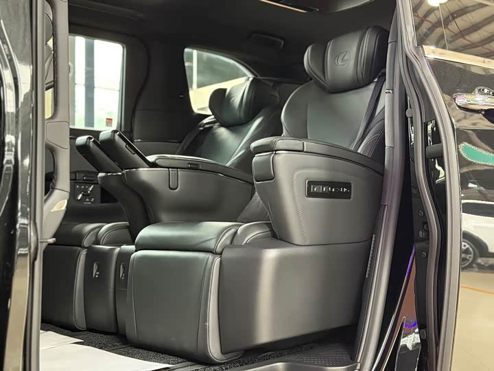 Фото 23 - Lexus LM