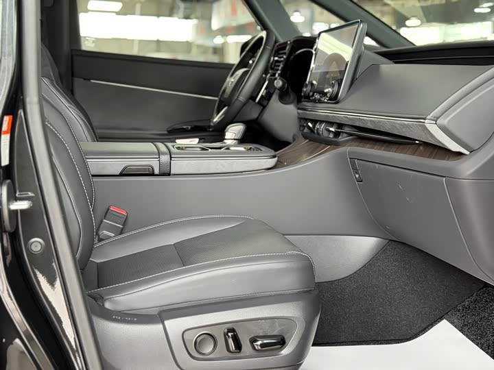 Фото 24 - Lexus LM