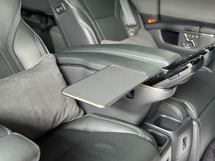 Фото 26 - Lexus LM