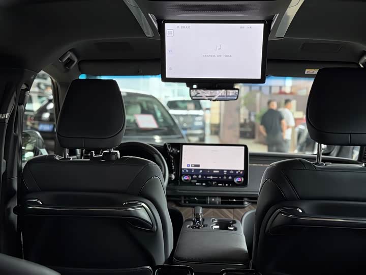 Фото 30 - Lexus LM