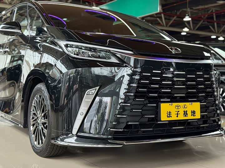 Фото 4 - Lexus LM