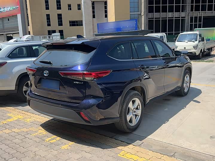 Фото 11 - Toyota Highlander