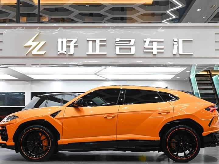 Фото 2 - Lamborghini Urus