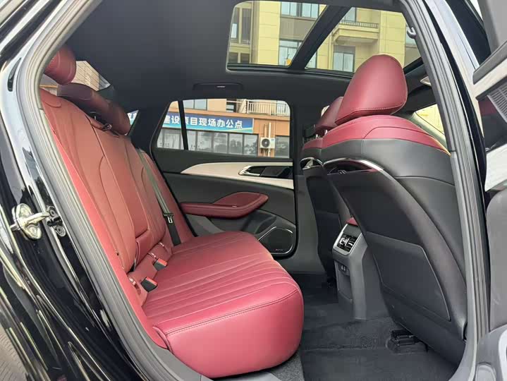 Фото 14 - Hongqi H5