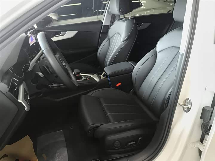 Фото 15 - Audi A4L