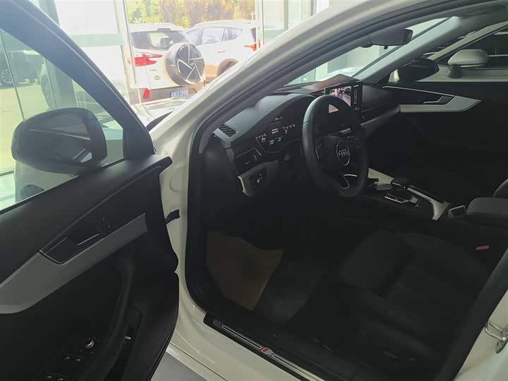 Фото 16 - Audi A4L