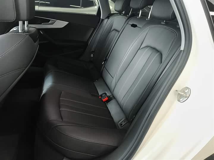 Фото 17 - Audi A4L