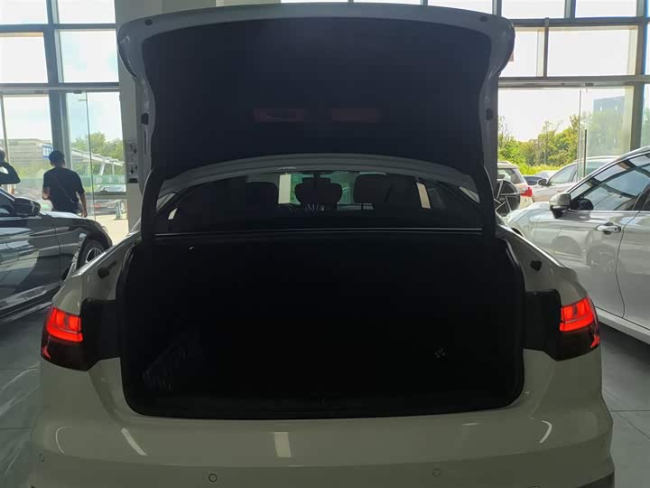 Фото 19 - Audi A4L