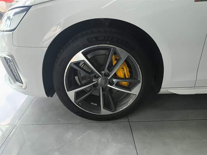 Фото 23 - Audi A4L