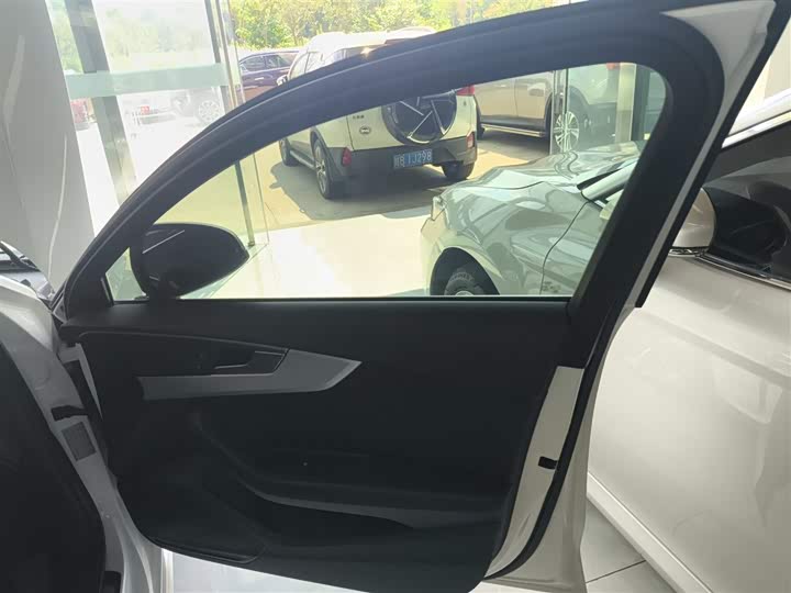 Фото 26 - Audi A4L