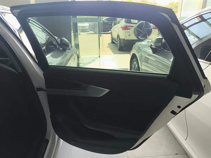 Фото 27 - Audi A4L