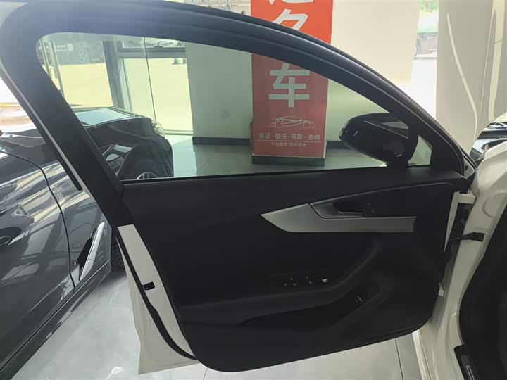 Фото 28 - Audi A4L