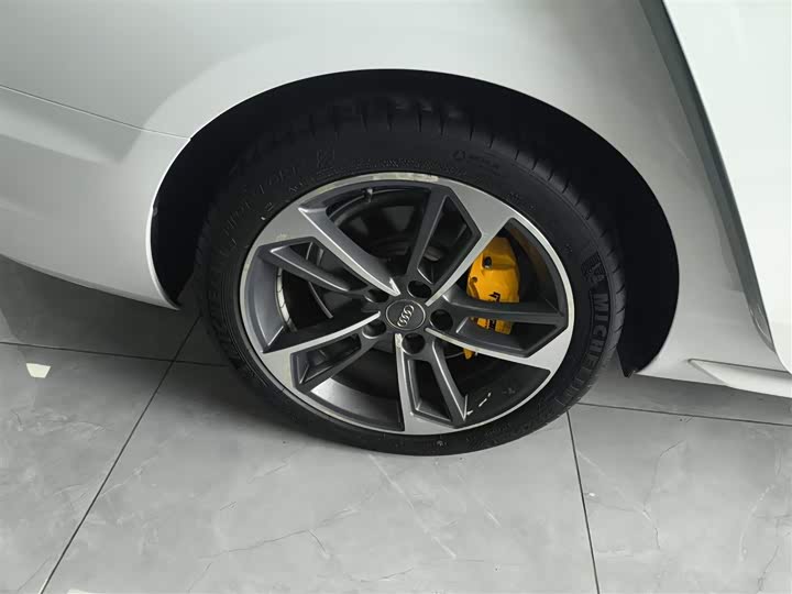 Фото 30 - Audi A4L