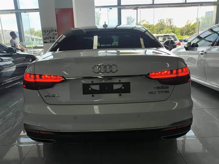 Фото 6 - Audi A4L