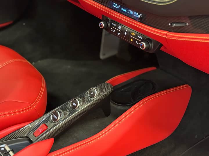 Фото 6 - Ferrari F8