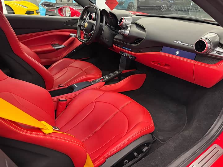 Фото 8 - Ferrari F8