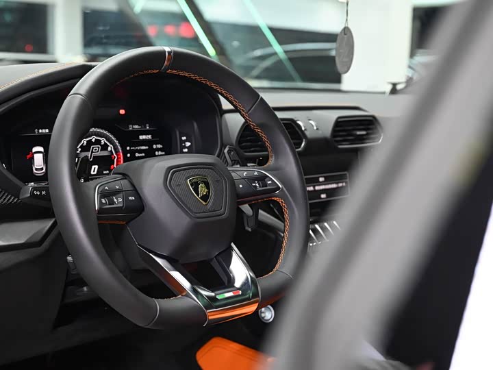 Фото 10 - Lamborghini Urus