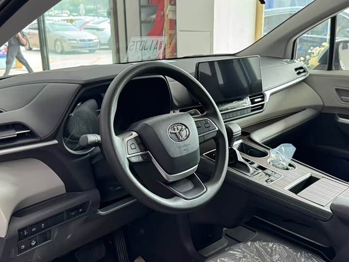 Фото 5 - Toyota Sienna