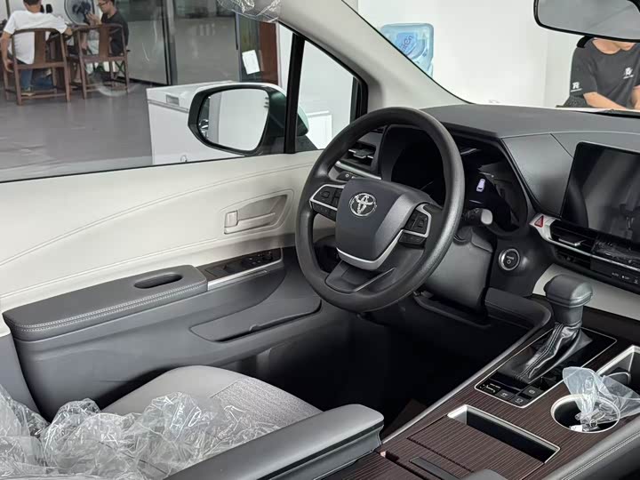 Фото 8 - Toyota Sienna