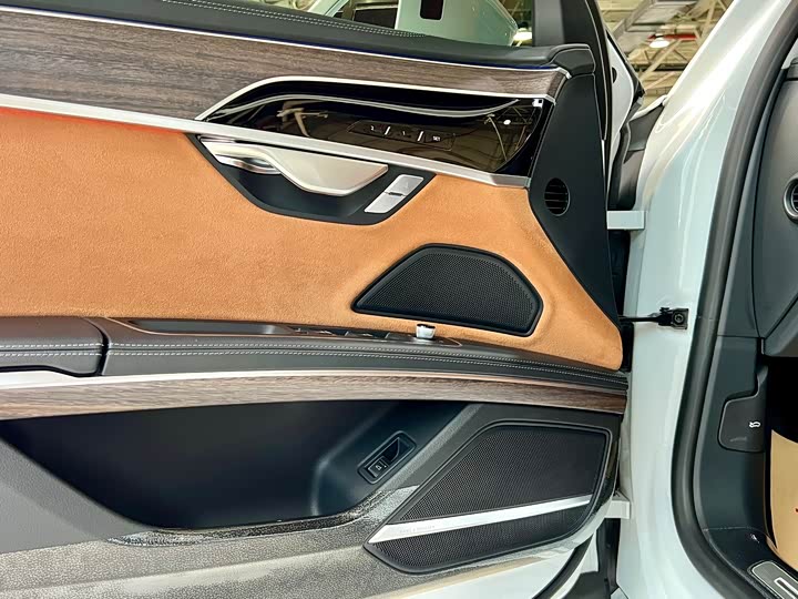 Фото 11 - Audi A8