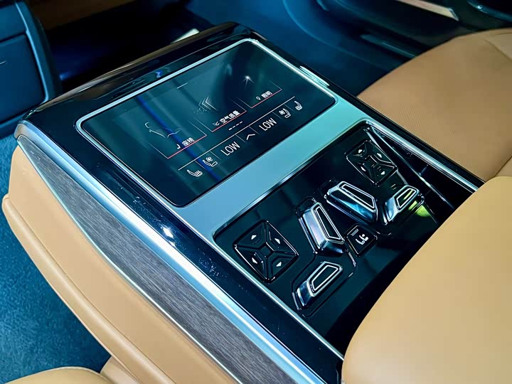 Фото 24 - Audi A8