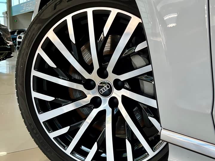 Фото 3 - Audi A8